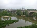 Een wat rommelige Loire met Orleans op de achtergrond