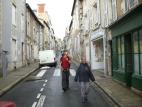 Yves en Tim uit Gent in steil straatje in Poitiers. Kwam ze eerder tegen op camping in St.Maure de Touraine. Op een ligtandem zijn ze op weg naar Cadiz door de regen (net als ik) gestrand in Poitiers.