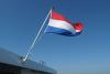 De Nederlandse vlag wappert op de veerboot van Vlissingen naar Breskens
