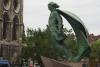 Beeld bij Notre-Dame-en-Vaux. Het is mij onbekend wie het moet voorstellen, maar ik herken wel het gezicht van <a href=http://www.imdb.com/media/rm1154320384/nm0734000 style=color:darkred>Jean Rochefort</a>...
